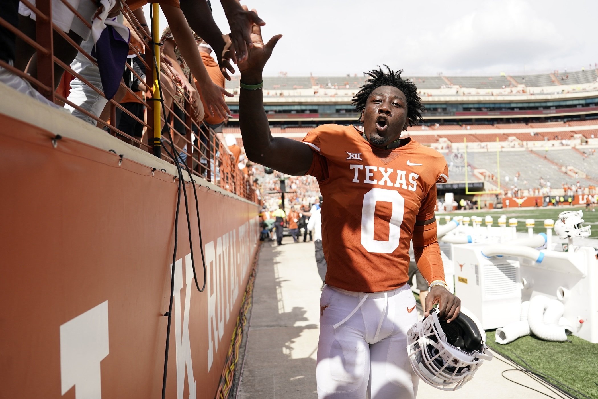 Dallas Cowboys select Texas LB DeMarvion Overshown with 90th pick