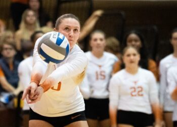 Texas Volleyball falls to #7 as they face #5 Minnesota on the road