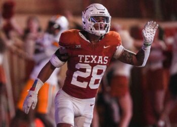 No. 4 Texas awakens late, beats Wyoming 31-10