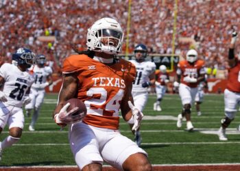 After slow start, No. 11 Longhorns gas their way to 37-10 victory over Rice