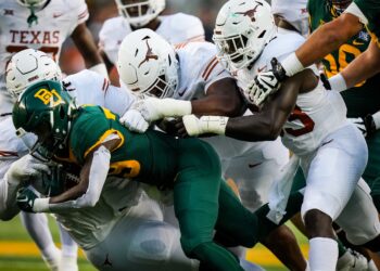 No. 3 Texas leaves no doubt against Baylor, winning 38-6