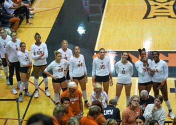 #7 Texas Volleyball hits the road for Big 12 Conference matches with a win over #21 Houston 