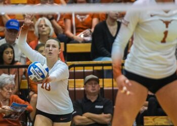 A tight battle versus TCU Volleyball, #6 Texas rebounded to claim victory 