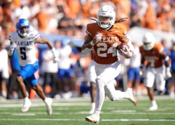 Jonathon Brooks soars in No. 3 Texas’ 40-14 win over No. 24 Kansas