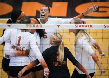 #10 Texas Volleyball dominates #9 BYU