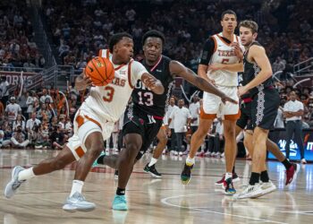 #18 Longhorns open Basketball Season with 88-56 win over Incarnate Word