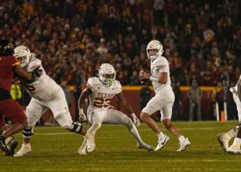 No. 7 Texas beats Iowa State 26-16, inches closer to Big 12 Title