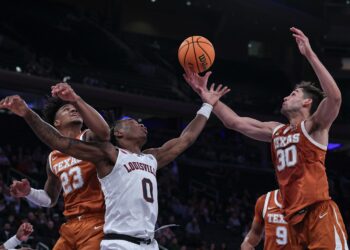 Texas beats Louisville 81-80 on Max Abmus last second jumper