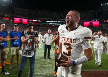 Quinn Ewers to return to Texas for 2024 season