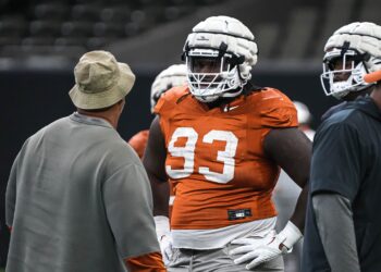 Texas DL Coach Bo Davis expected to stay with Longhorns