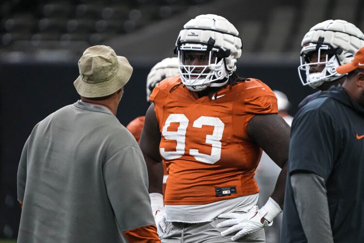 Texas DL Coach Bo Davis expected to stay with Longhorns