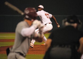 Longhorns fall to Aggies 4-2 in extra innings