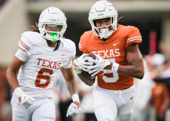 EDGE Collin Simmons and WR Ryan Wingo named to Shaun Alexander Freshman of the Year watch list