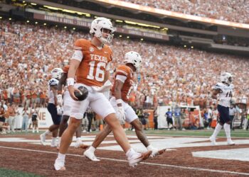 No. 2 Longhorns run away with 56-7 victory over UTSA