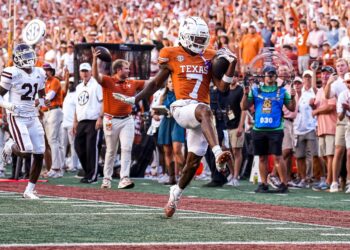 Bulldogs bark, but don’t bite, in No. 1 Texas’ 35-13 win