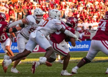 Linebacker Anthony Hill Jr. named Lott IMPACT Trophy Player of the Week
