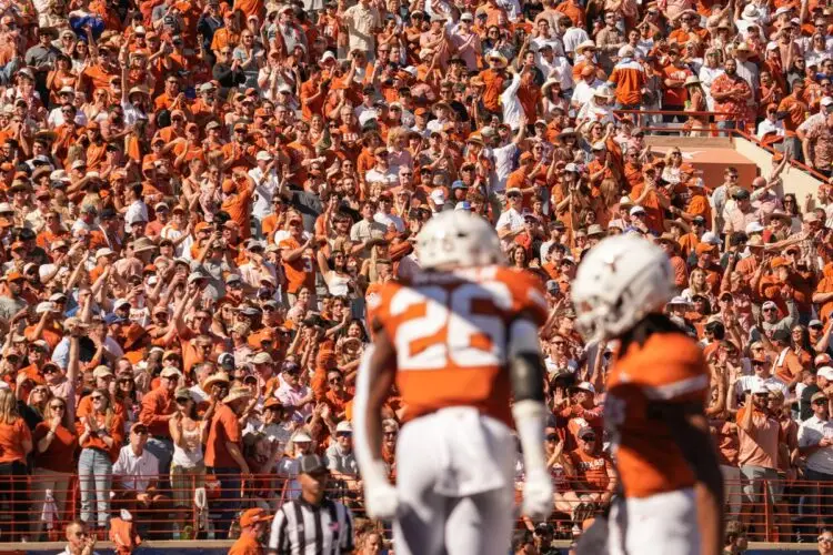 Fans cheer after Texas Longhorns running back Quintrevion Wisner (26) scores a touchdown during the Longhorns' game against the Florida Gators, Nov. 9, 2024 at Darrell K. Royal Texas Memorial Stadium in Austin. Photo: Mikala Compton/American-Statesman / USA TODAY NETWORK via Imagn Images
