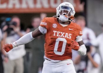 No. 3 Texas claws Kentucky in 31-14 victory on Senior Day