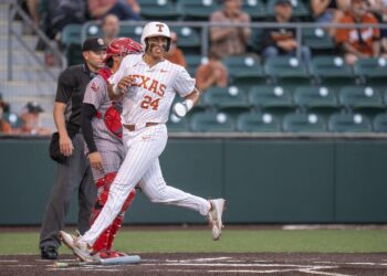 No. 1 Texas Baseball defeats Lamar 9-3 in Tuesday night matchup