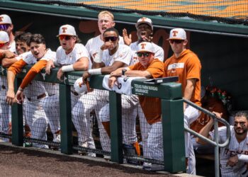 Longhorns defeat Sooners 7-4 behind Max Belyeu’s three-run home run, claim SEC regular season championship