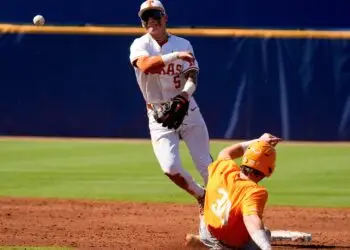 No. 2 Longhorns lose 7-5 in quarterfinals to No. 21 Tennessee