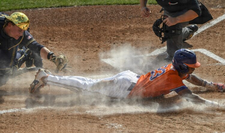 Notre Dame catcher Carson Tinney transfers to Texas