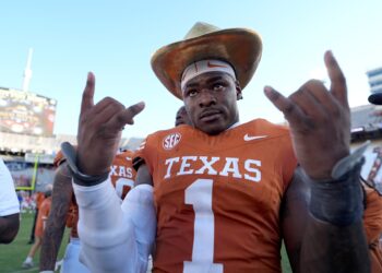 Texas upsets No. 6 Oklahoma 23-6 in Red River Rivalry, claims the Golden Hat again