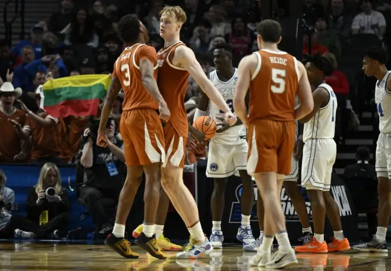 Vokietaitis Powers Texas Past BYU, Longhorns Advance to Round of 32