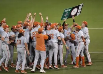 Late-Inning Surge Sends Texas Past Oregon, Back to College World Series