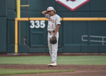 Texas falls to Arkansas in CWS opener, 11-5
