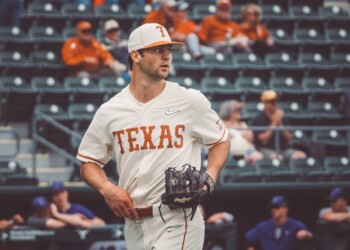 Zubia’s Bat Wills Texas to 10-2 win over Kansas State