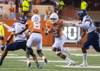 No. 21 Texas rides the wave, defeats UTSA 41-20