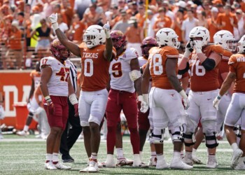 Longhorns survive the Cyclones, extend winning streak with a 24-21 victory