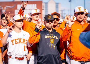 Longhorns baseball starts season with tie versus Texas alumni