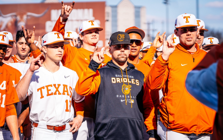 Longhorns baseball starts season with tie versus Texas alumni